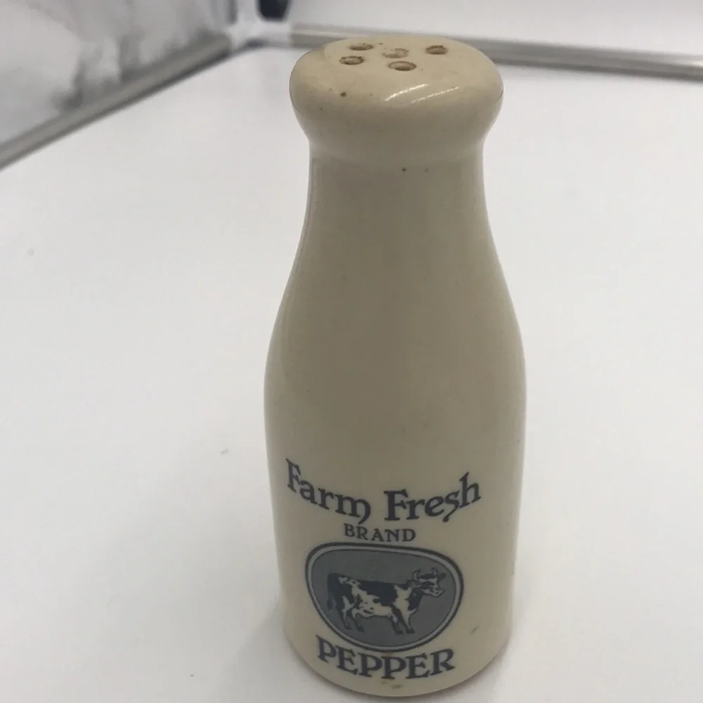 ❤️ Vintage salt and pepper shakers. Beige with beautiful black writing - Picture 3 of 7